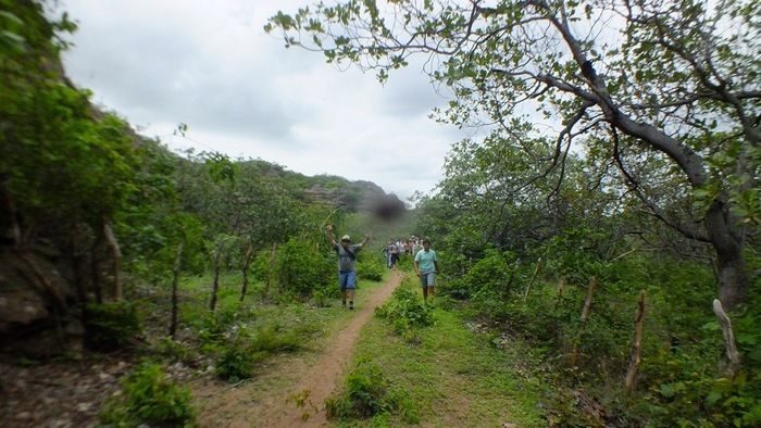 Alunos da UFPI visitam pinturas rupestres em Dom Expedito Lopes - Imagem 14