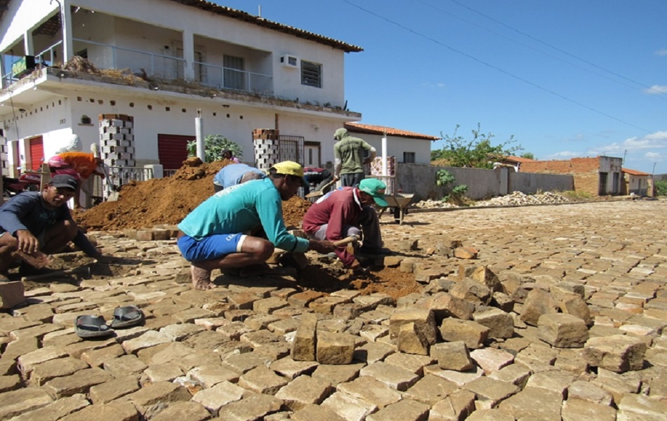 Após anos de espera, moradores festejam obras de pavimentação