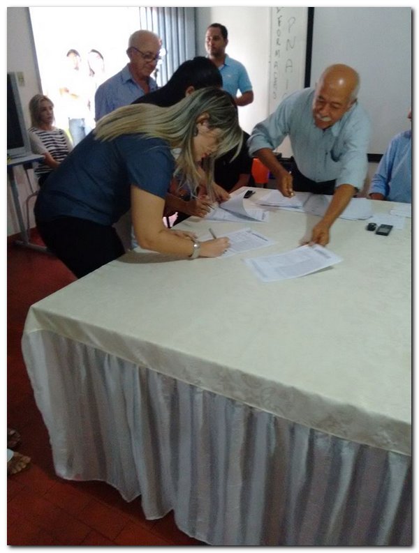 Prefeito Dr. Moura nomeia e empossa novos 28 funcionários - Imagem 23