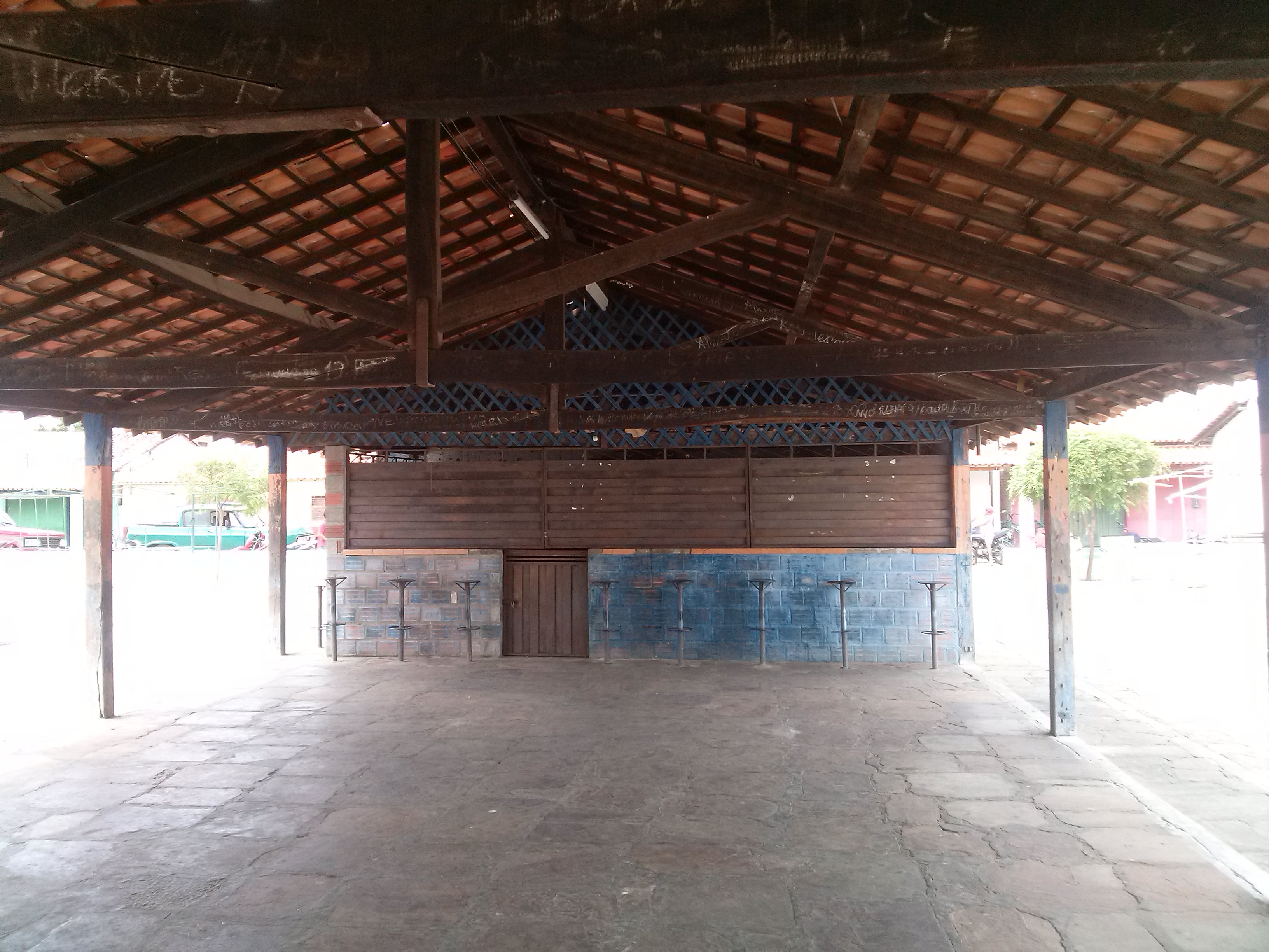 Comerciantes esperam por reforma do mercado público.