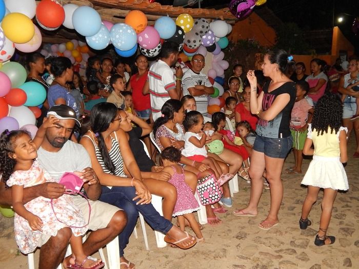 Casal realiza ação social para crianças carentes. - Imagem 15