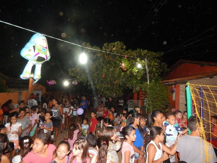 Casal realiza ação social para crianças carentes. - Imagem 11