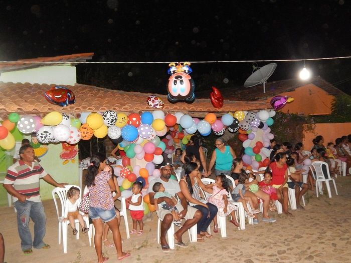 Casal realiza ação social para crianças carentes. - Imagem 12