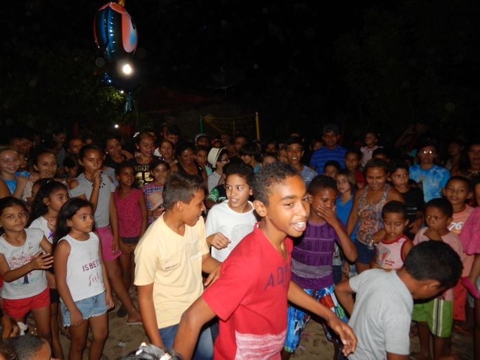 Casal realiza ação social para crianças carentes. - Imagem 20