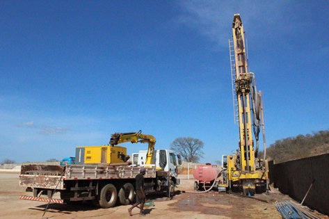 Limpeza do poço do estádio Antunim Lima (Crédito: José Carlos da Silva)