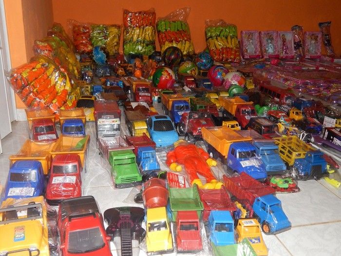 Casal realiza ação social para crianças carentes. - Imagem 2