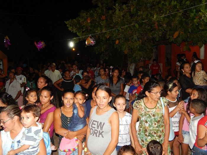 Casal realiza ação social para crianças carentes. - Imagem 19