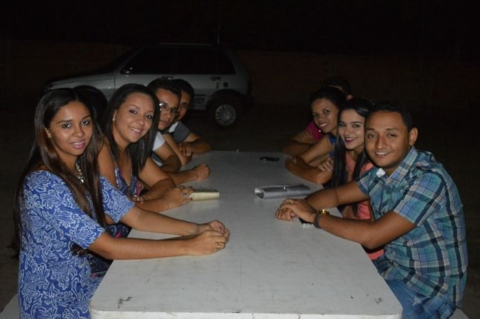 Jovens comemoram formatura com família e amigos. - Imagem 60