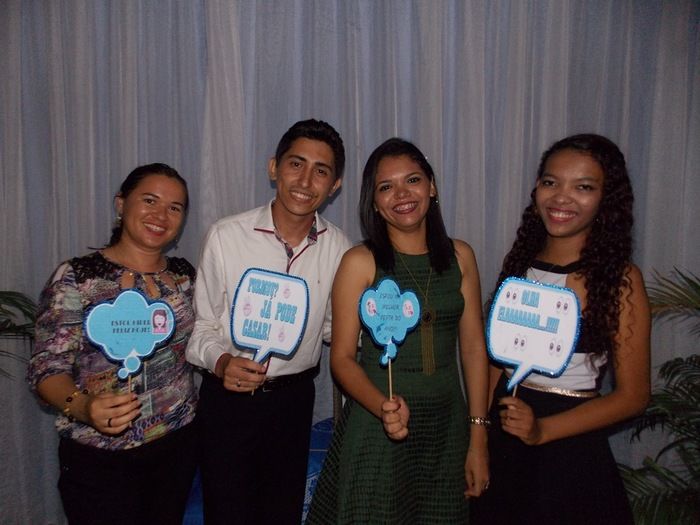 Jovens comemoram formatura com família e amigos. - Imagem 99