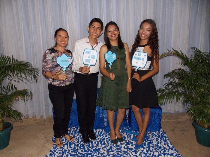 Jovens comemoram formatura com família e amigos. - Imagem 98