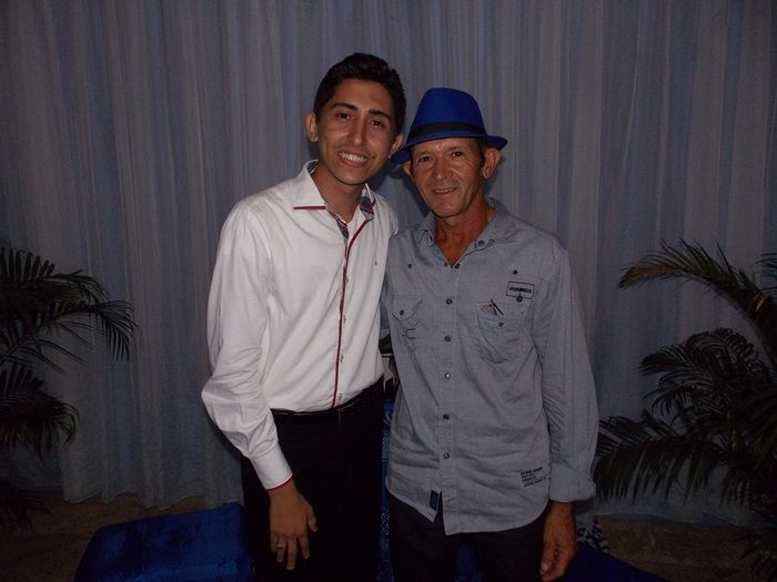 Jovens comemoram formatura com família e amigos. - Imagem 80