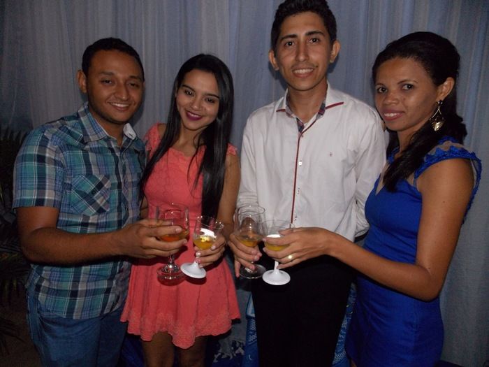 Jovens comemoram formatura com família e amigos. - Imagem 110