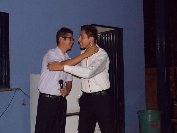 Jovens comemoram formatura com família e amigos. - Imagem 69