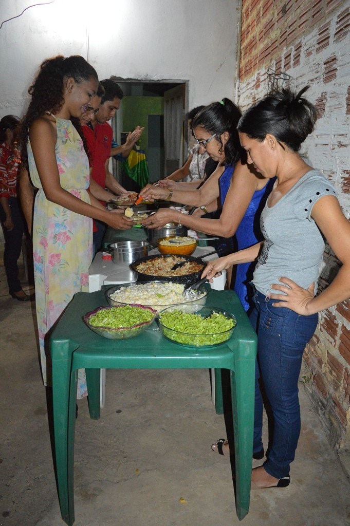 Jovens comemoram formatura com família e amigos. - Imagem 28