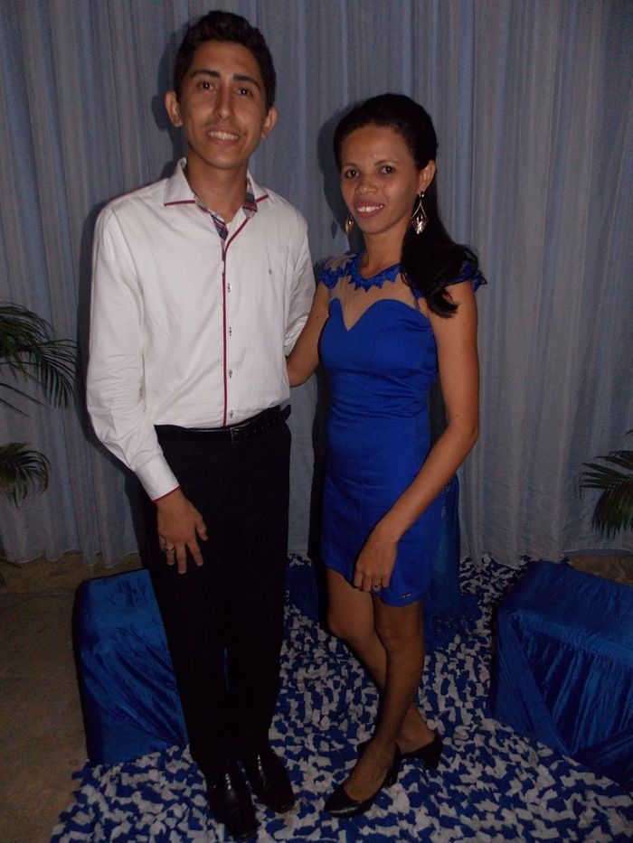 Jovens comemoram formatura com família e amigos. - Imagem 76