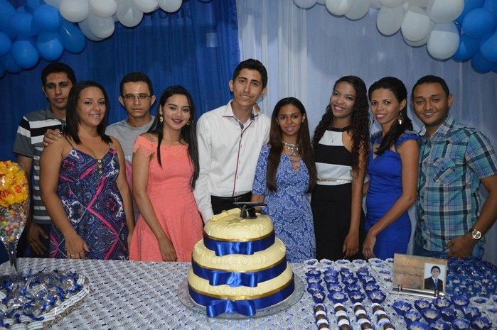 Jovens comemoram formatura com família e amigos. - Imagem 63