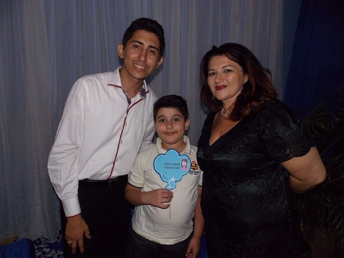 Jovens comemoram formatura com família e amigos. - Imagem 85