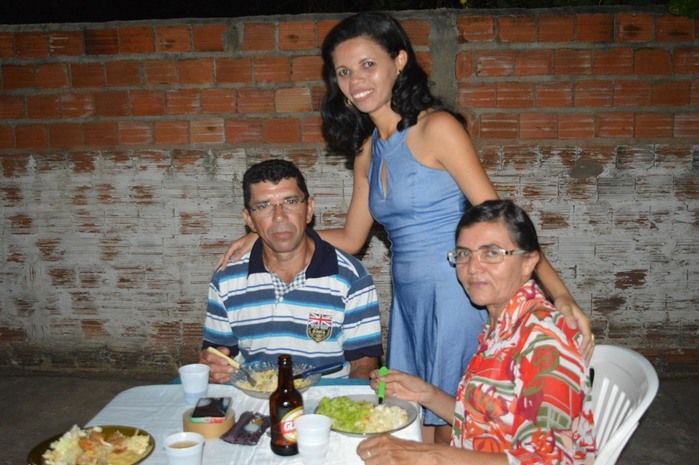 Jovens comemoram formatura com família e amigos. - Imagem 32