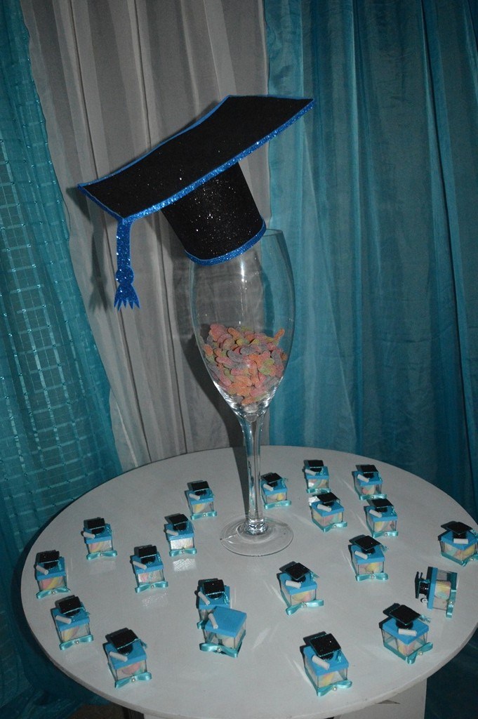 Jovens comemoram formatura com família e amigos. - Imagem 6