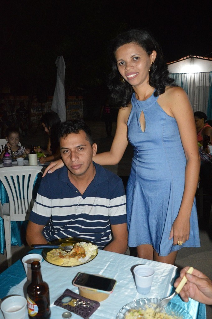 Jovens comemoram formatura com família e amigos. - Imagem 34