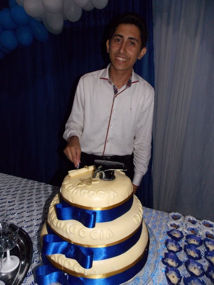 Jovens comemoram formatura com família e amigos. - Imagem 106