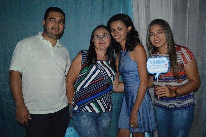 Jovens comemoram formatura com família e amigos. - Imagem 8