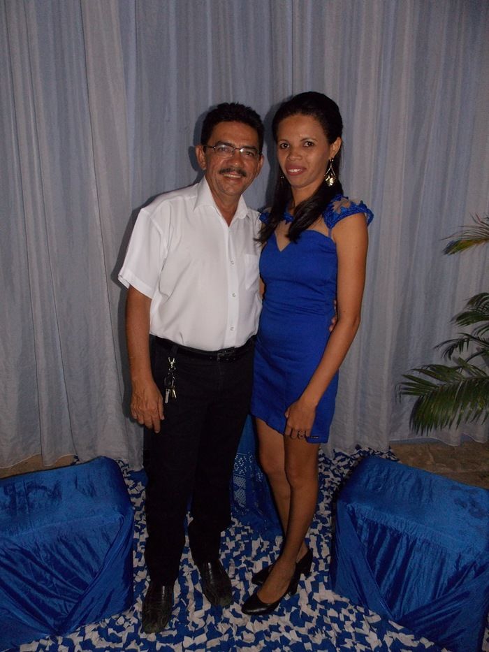 Jovens comemoram formatura com família e amigos. - Imagem 89