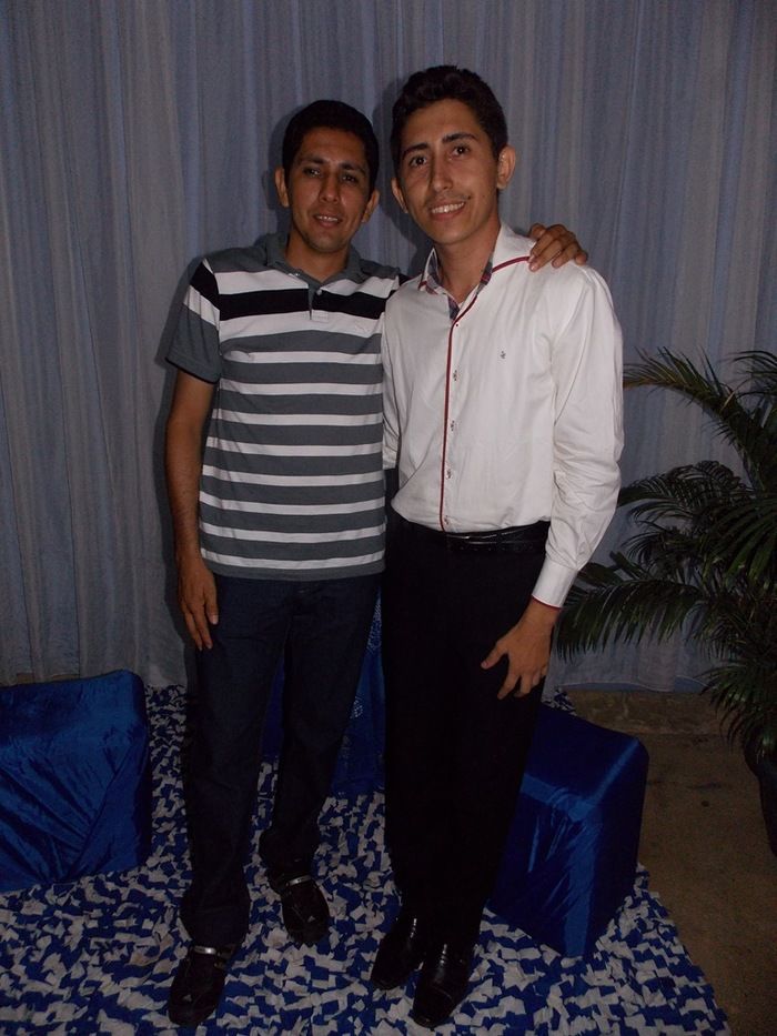 Jovens comemoram formatura com família e amigos. - Imagem 78