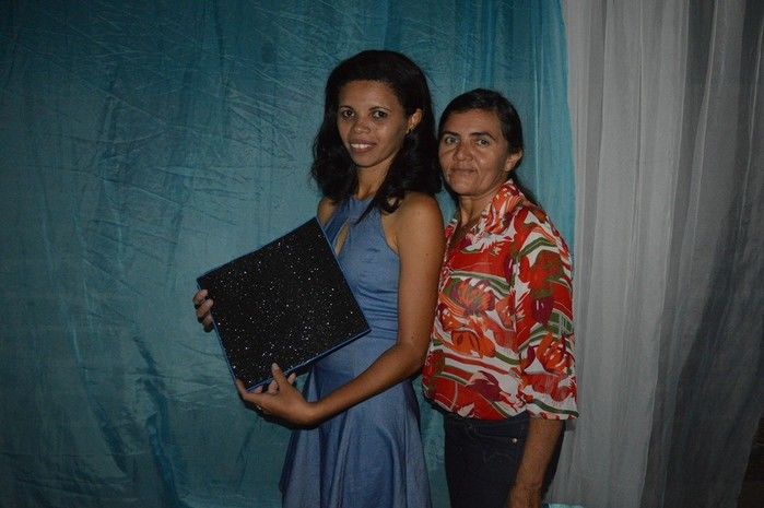 Jovens comemoram formatura com família e amigos. - Imagem 23