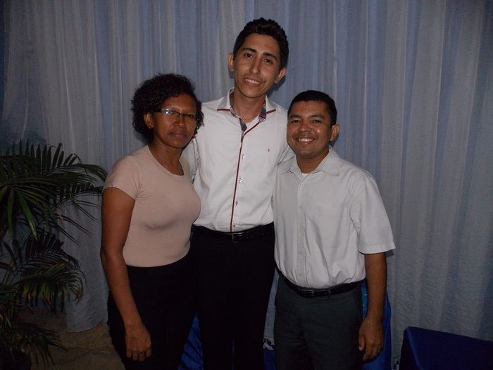 Jovens comemoram formatura com família e amigos. - Imagem 97