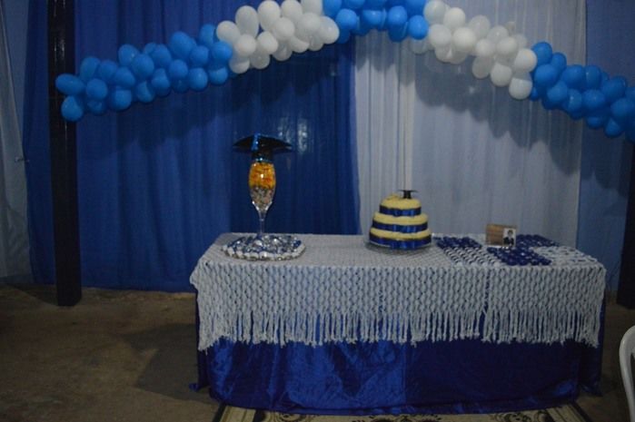 Jovens comemoram formatura com família e amigos. - Imagem 58