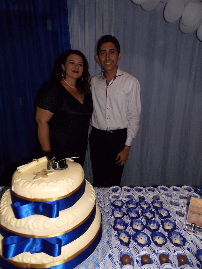Jovens comemoram formatura com família e amigos. - Imagem 71