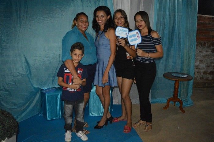 Jovens comemoram formatura com família e amigos. - Imagem 24
