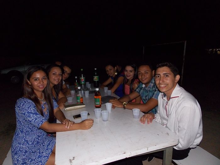 Jovens comemoram formatura com família e amigos. - Imagem 84