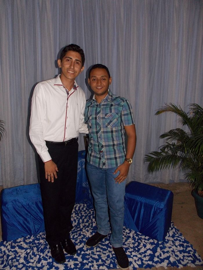 Jovens comemoram formatura com família e amigos. - Imagem 72