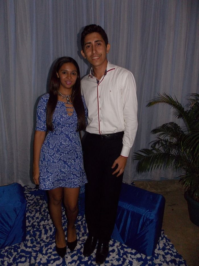 Jovens comemoram formatura com família e amigos. - Imagem 73