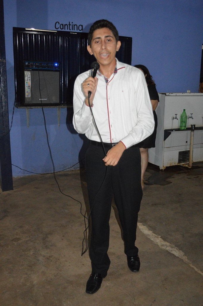 Jovens comemoram formatura com família e amigos. - Imagem 56