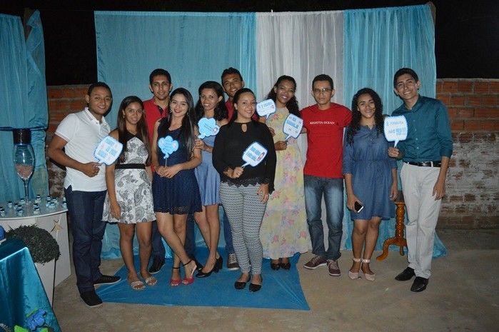 Jovens comemoram formatura com família e amigos. - Imagem 50