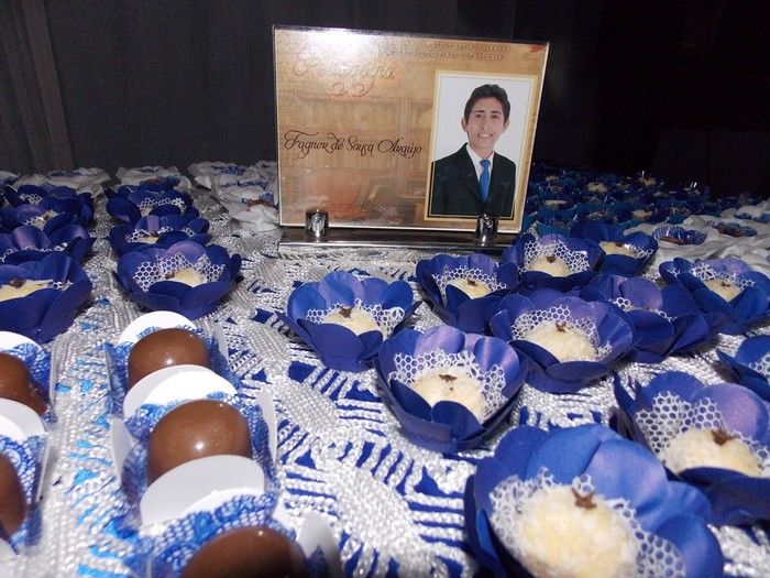 Jovens comemoram formatura com família e amigos. - Imagem 66