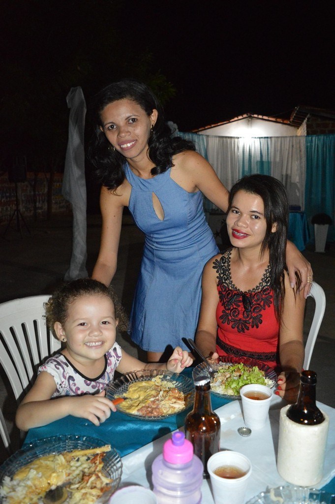 Jovens comemoram formatura com família e amigos. - Imagem 43