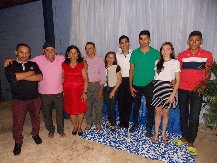Jovens comemoram formatura com família e amigos. - Imagem 101