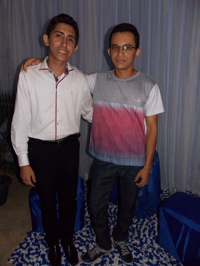 Jovens comemoram formatura com família e amigos. - Imagem 77