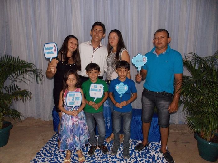 Jovens comemoram formatura com família e amigos. - Imagem 94
