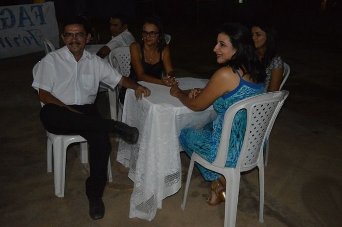 Jovens comemoram formatura com família e amigos. - Imagem 61
