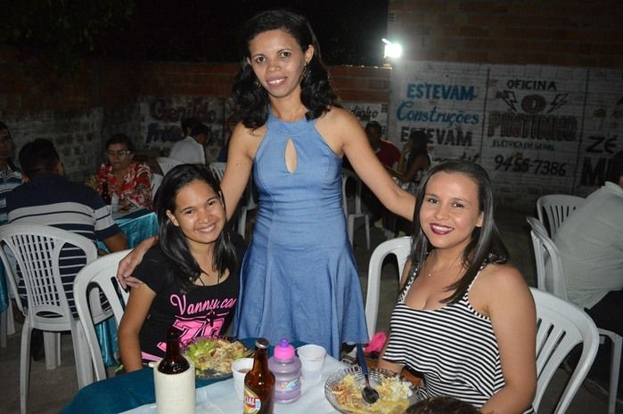 Jovens comemoram formatura com família e amigos. - Imagem 42