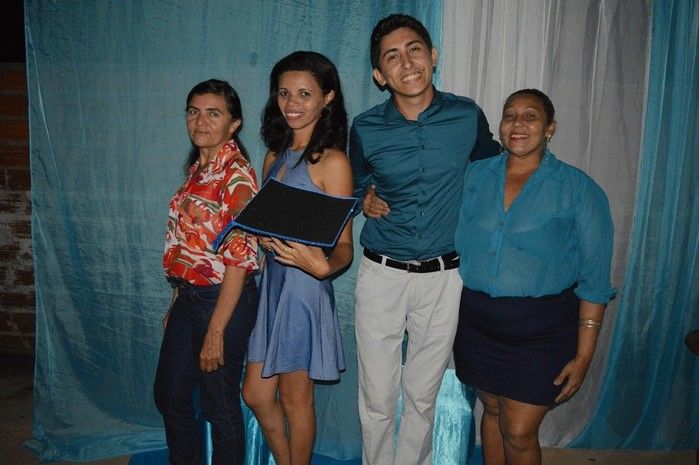 Jovens comemoram formatura com família e amigos. - Imagem 21
