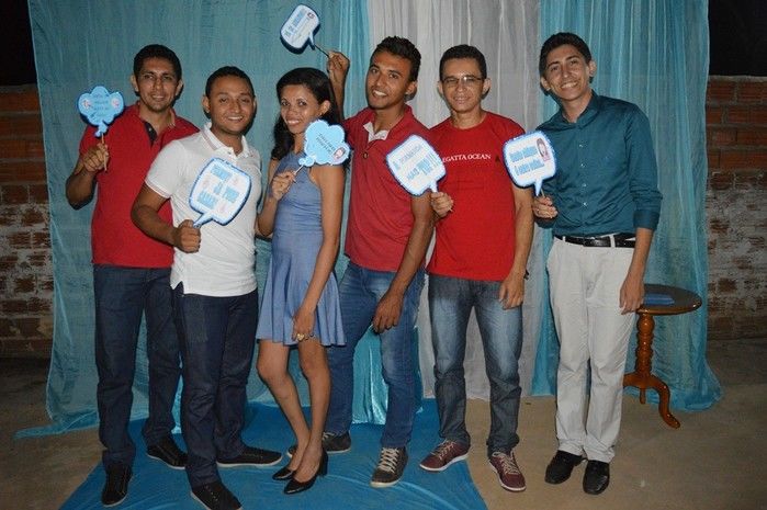 Jovens comemoram formatura com família e amigos. - Imagem 51