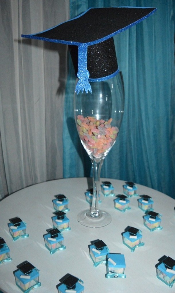 Jovens comemoram formatura com família e amigos. - Imagem 3