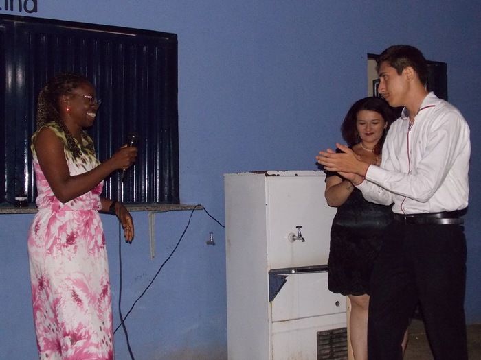 Jovens comemoram formatura com família e amigos. - Imagem 70