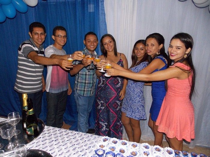 Jovens comemoram formatura com família e amigos. - Imagem 109